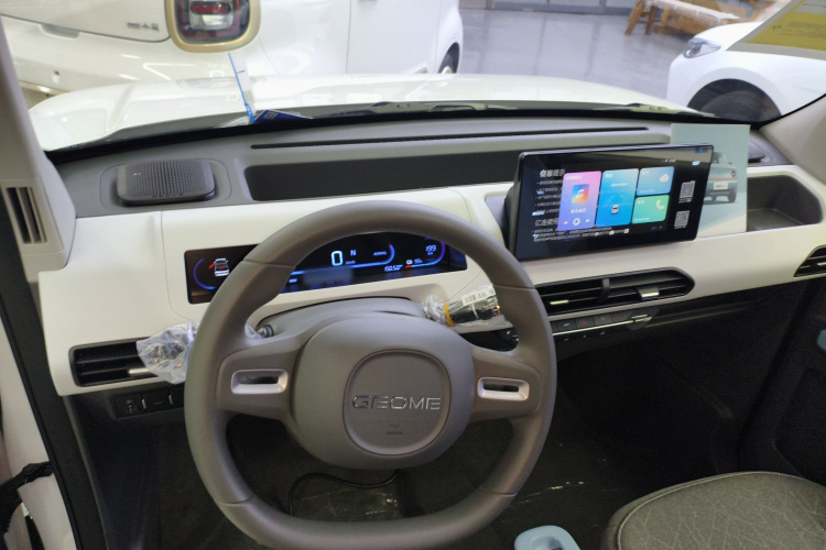 吉利银河 2024款 熊猫mini 200km 耐力熊中控内饰12