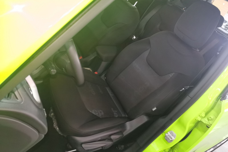 Jeep 自由侠 2017款  180T 自动劲能版局部细节19