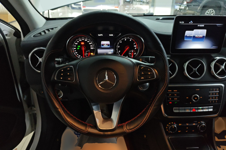 奔驰GLA 2018款 GLA 200 时尚型中控内饰13