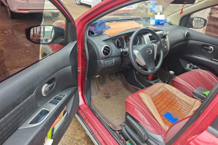 日产 骊威 2013款 劲锐 1.6XL 手动舒适版中控内饰20