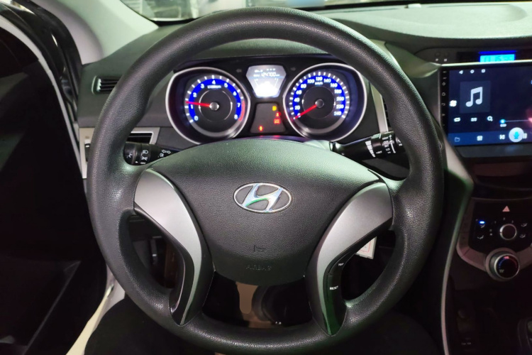 现代 朗动 2015款 1.6L 自动时尚型中控内饰13