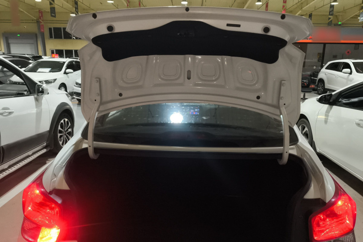 现代 瑞纳 2017款 1.4L 手动焕彩版 国V机舱底盘23