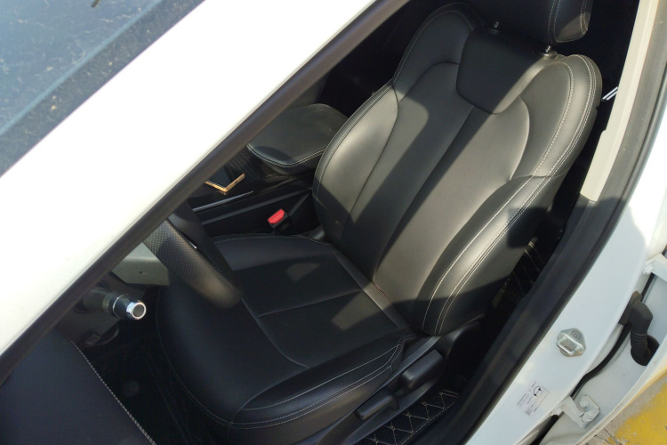 哪吒汽车 2023款 哪吒U-Ⅱ 挑战版 400 U秀 三元锂中控内饰19