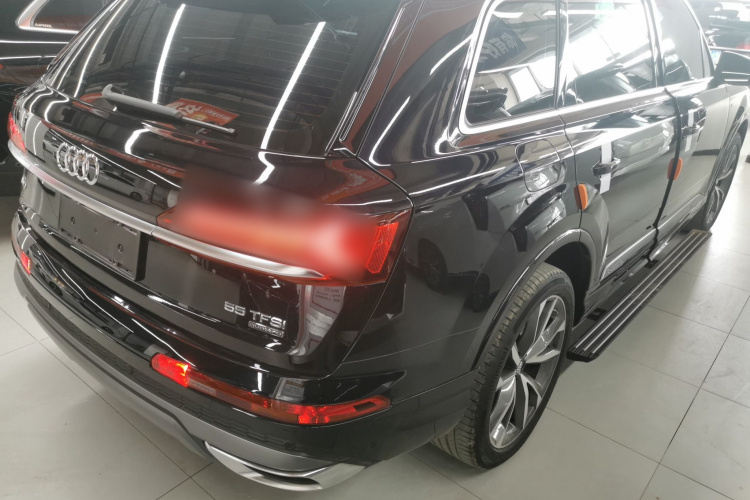 奥迪Q7 2020款 55 TFSI quattro S line运动型车身外观7