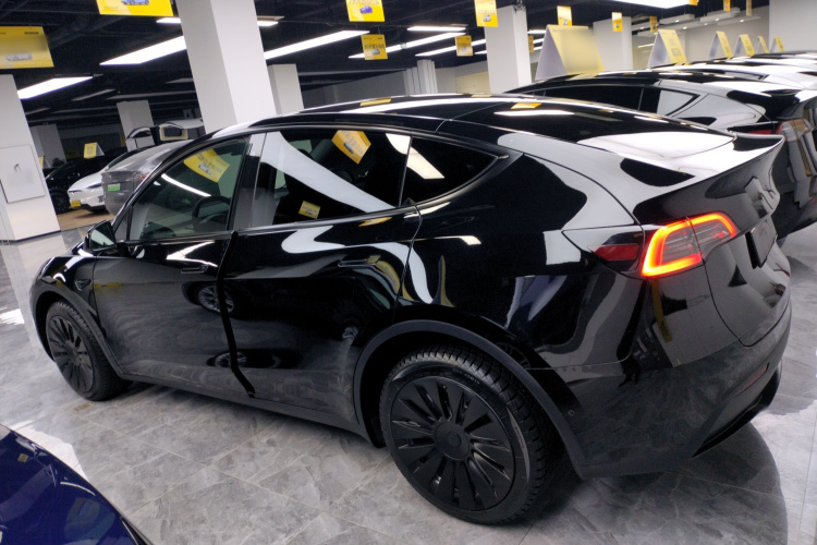 特斯拉 Model Y 2022款 改款 长续航全轮驱动版车身外观4