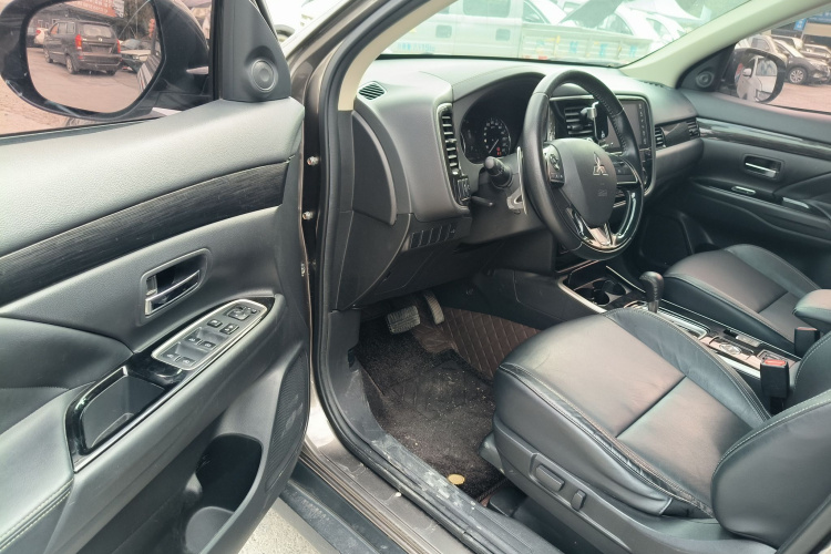 三菱 欧蓝德 2019款 2.4L 四驱致享版 5座 国V中控内饰7003