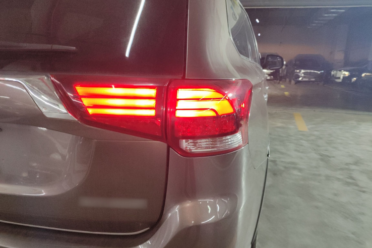 三菱 欧蓝德 2016款 2.4L 四驱精英版 5座车身外观9