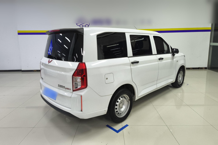 五菱汽车 五菱宏光PLUS 2020款 1.5L 手动标准型 7座车身外观7