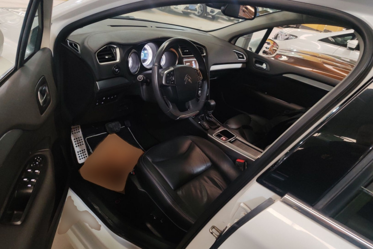 雪铁龙C4L 2016款 1.6T 自动精英型中控内饰7003