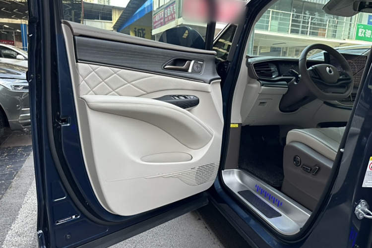 腾势D9 2022款 DM-i 970 四驱旗舰型中控内饰7010