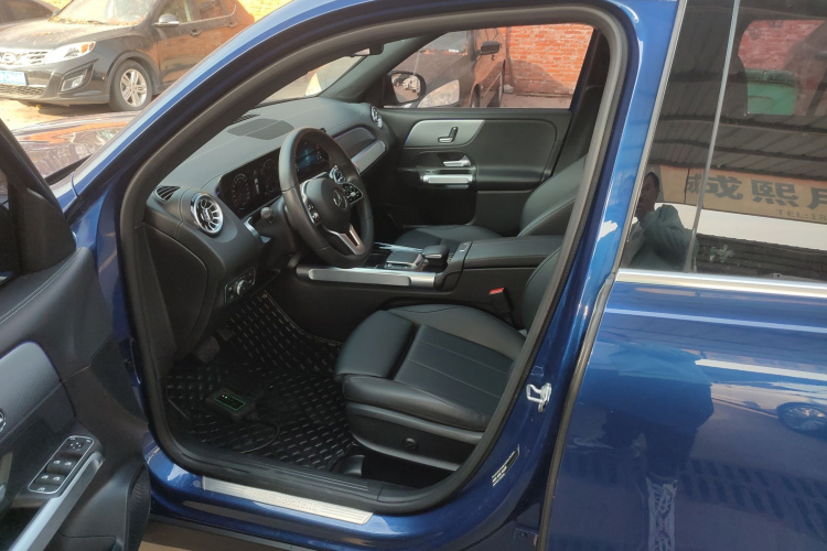 奔驰GLB 2023款 改款 GLB 200 动感型中控内饰19