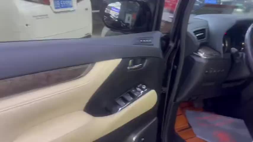 丰田 威尔法 2021款 皇冠 双擎 2.5L HV至尊版实拍1