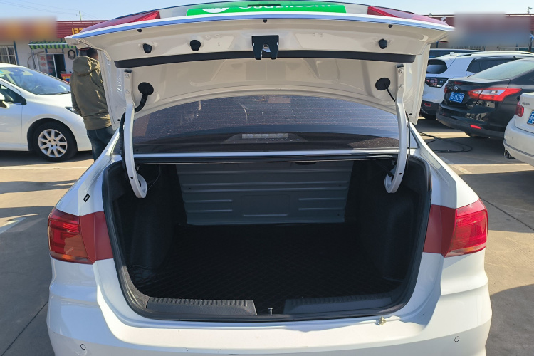 大众 桑塔纳 2016款 1.6L 自动舒适版机舱底盘23