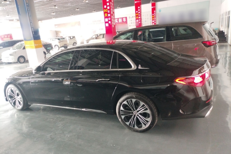 奔驰E级新能源 2024款 E 350 e L 插电式混合动力运动轿车车身外观4