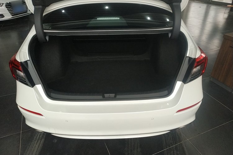 本田 思域 2022款 240TURBO CVT燃动版机舱底盘23