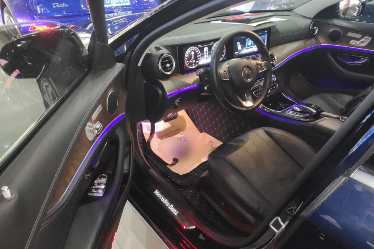 奔驰E级 2016款 E 300 L 时尚型中控内饰20