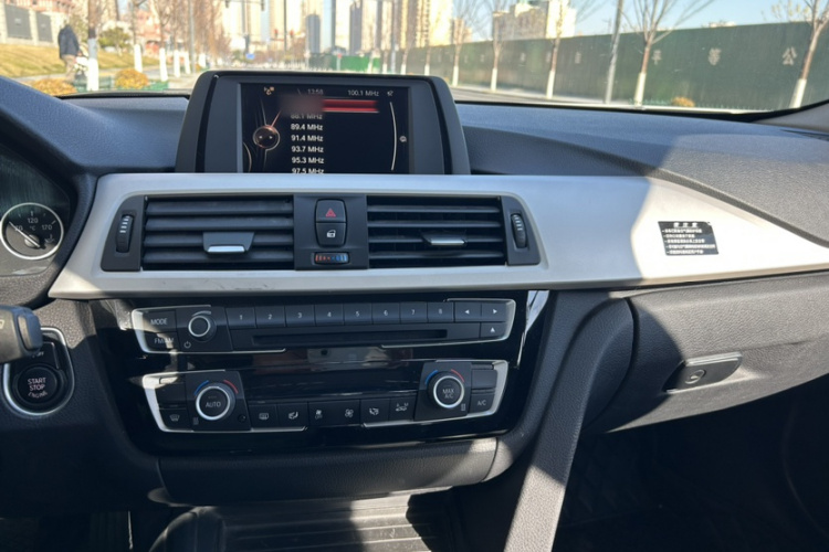 宝马3系 2016款 316i 时尚型局部细节16