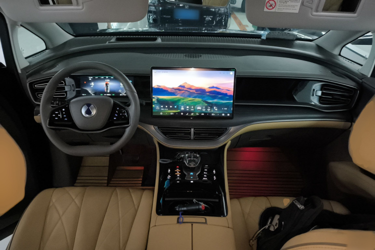 腾势D9 2022款 DM-i 970 四驱尊荣型中控内饰7002