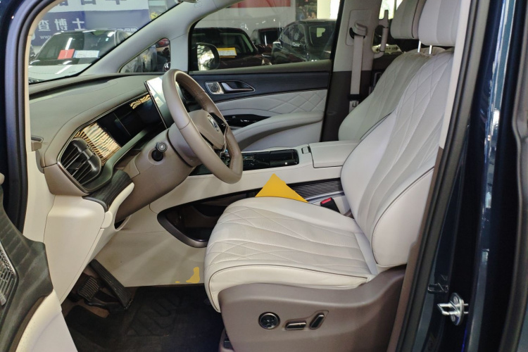 腾势D9 2022款 DM-i 970 四驱尊荣型中控内饰19