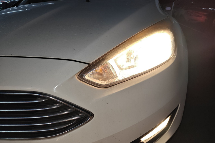 福特 福克斯 2017款 三厢 1.6L 自动风尚型智行版局部细节36