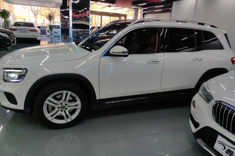 奔驰GLB 2022款 GLB 220 动感型车身外观4