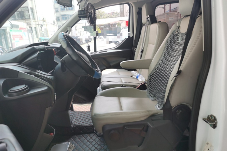 福特 全顺 2020款 2.0T汽油多功能商用车中轴低顶上掀尾门国VI局部细节19