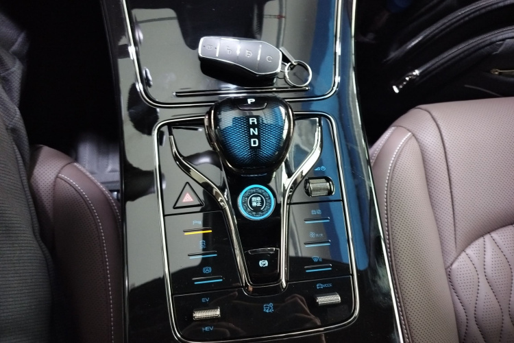 比亚迪 汉 2025款 DM-i 125KM尊贵型局部细节18