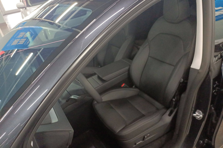 特斯拉 Model Y 2025款 长续航全轮驱动 首发版中控内饰19