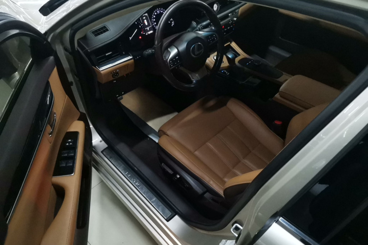 雷克萨斯ES 2015款 200 精英版中控内饰20