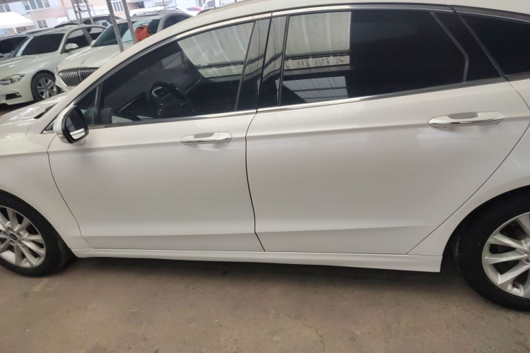 福特 蒙迪欧 2017款 改款 EcoBoost 180 时尚型车身外观4