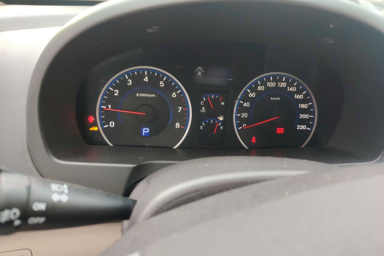 现代 悦动 2011款 1.6L 自动豪华型局部细节14