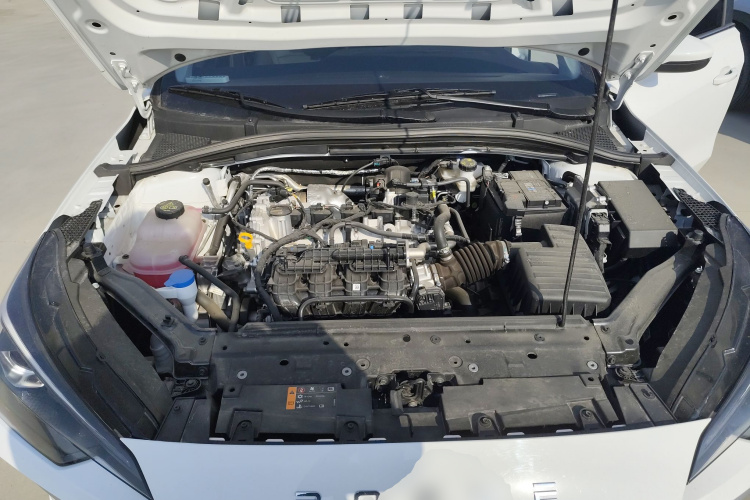 荣威i5 2026款 1.5L CVT豪华版机舱底盘24