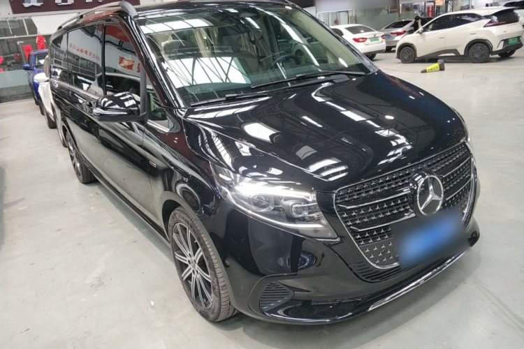 奔驰V级 2024款 V 300 L 长轴距尊贵版车身外观3