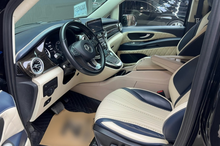 奔驰 威霆 2021款 2.0T 商务版 7座中控内饰7005