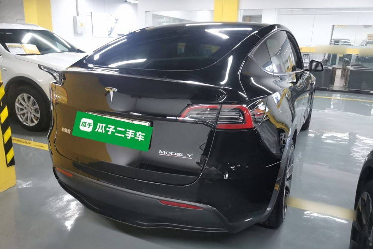 特斯拉 Model Y 2023款 高性能全轮驱动版车身外观7