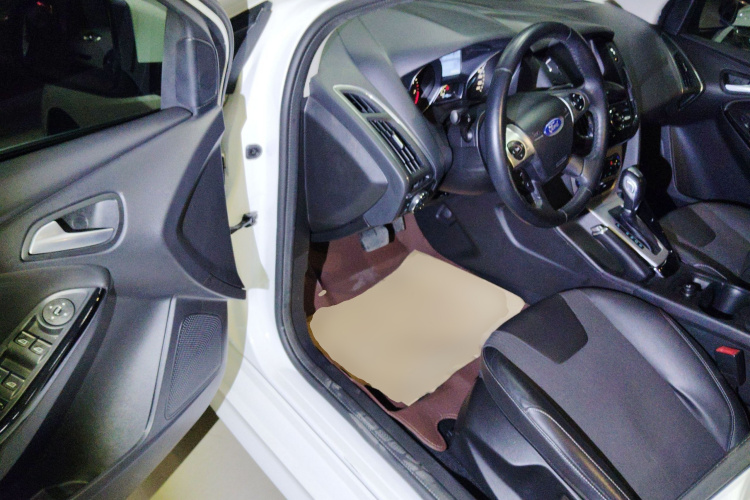 福特 福克斯 2012款 两厢 2.0L 自动豪华运动型中控内饰7003