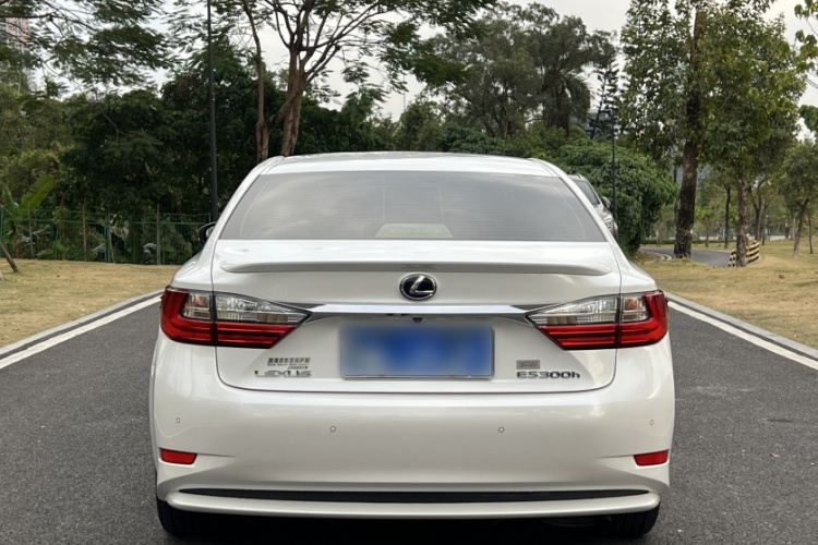 雷克萨斯ES 2017款 300h Mark Levinson舒适版车身外观6003