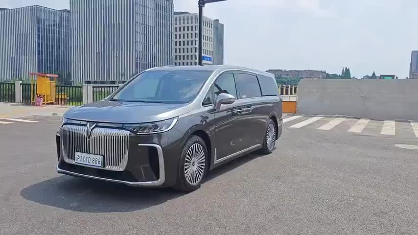 岚图汽车 岚图梦想家 2025款 PHEV 四驱尊贵鲲鹏版实拍1