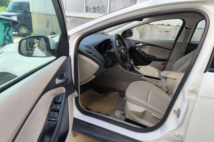 福特 福克斯 2015款 三厢 1.6L 自动舒适型中控内饰7003