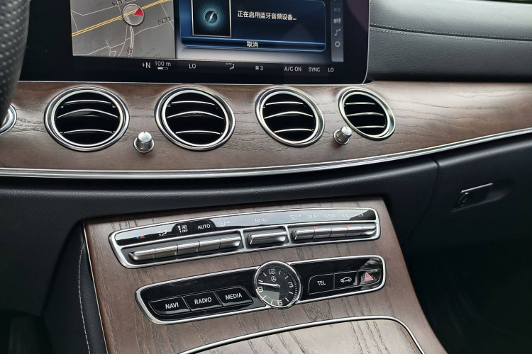 奔驰E级 2018款 改款 E 200 L 4MATIC中控内饰7008