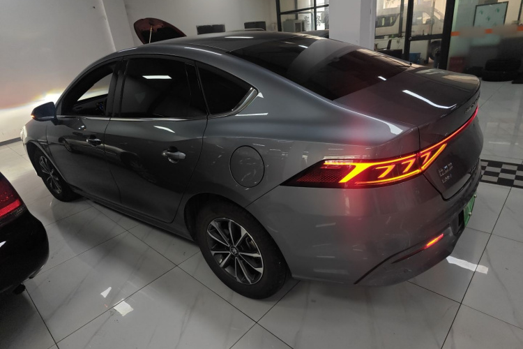 比亚迪 秦PLUS 2024款 荣耀版 DM-i 55KM领先型车身外观4