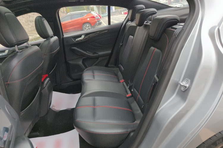 福特 福克斯 2022款 三厢 EcoBoost 180 自动ST Line中控内饰7004