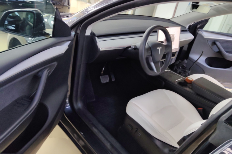 特斯拉 Model Y 2024款 后轮驱动版中控内饰7003
