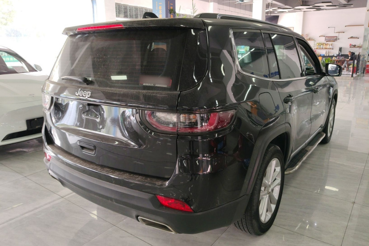 Jeep 大指挥官 2020款 2.0T 两驱精英版车身外观7