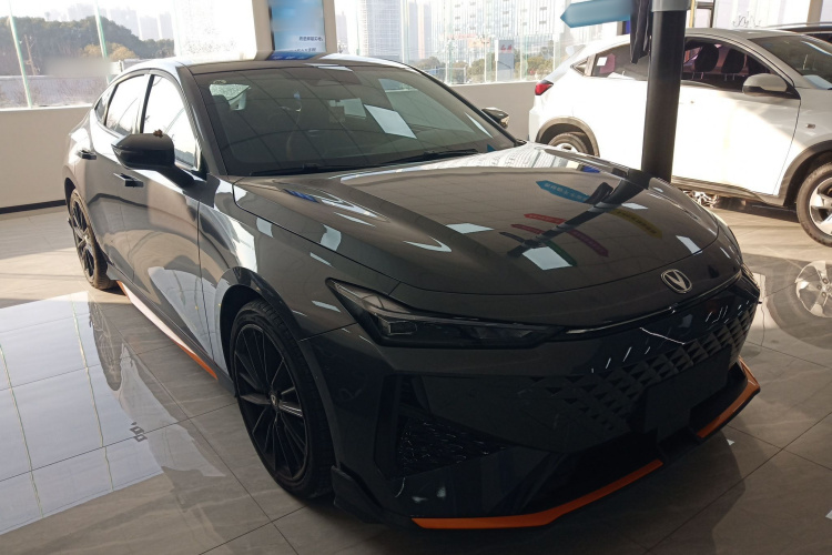 长安UNI-V 2024款 1.5T 尊贵运动型车身外观3