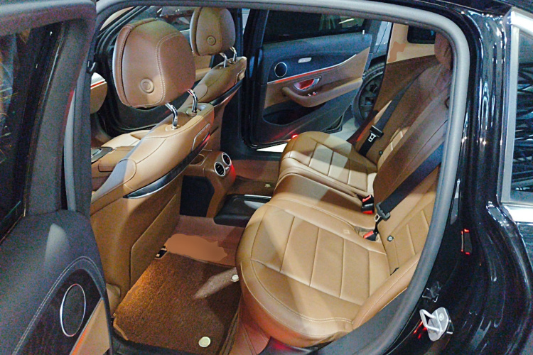 奔驰E级 2019款 E 300 L 运动时尚型中控内饰21