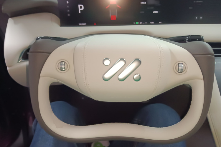 智己汽车 智己LS7 2023款 100kWh Pro四驱版中控内饰13