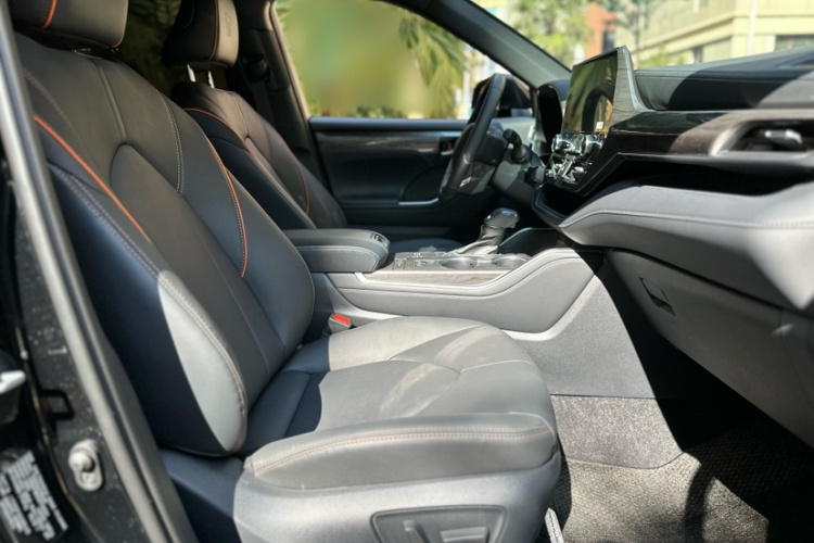 丰田 皇冠陆放 2024款 2.5L HEV四驱尊贵版中控内饰7013