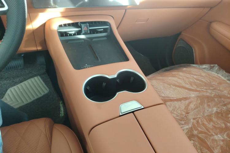 蓝电E5 PLUS 2025款 120km 标准旅行定制版 7座中控内饰7007