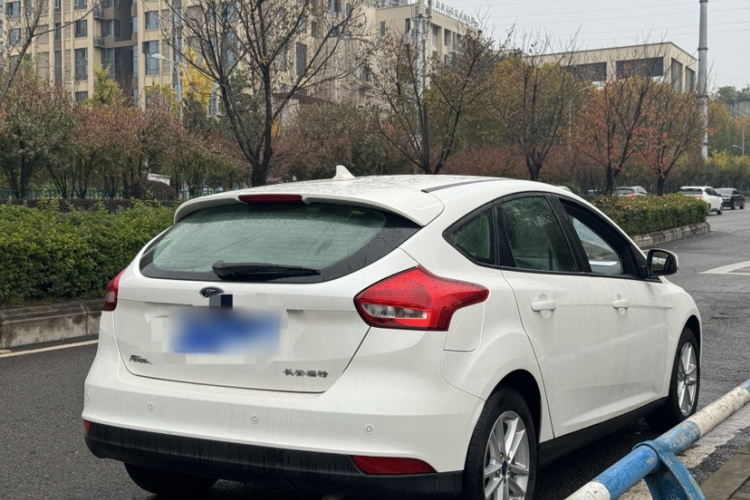 福特 福克斯 2018款 两厢经典 1.6L 自动风尚型智行版车身外观6008